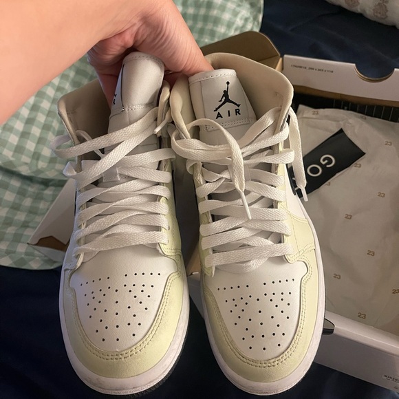 Woman Jordan 1 Coconut Milk Size 6 - Picture 3 of 6